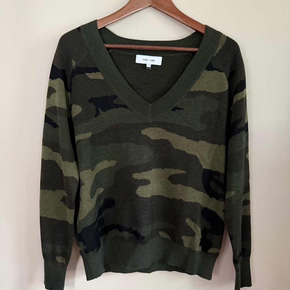 John + Jenn Camo V Neck Sweater Green Military Knit Small